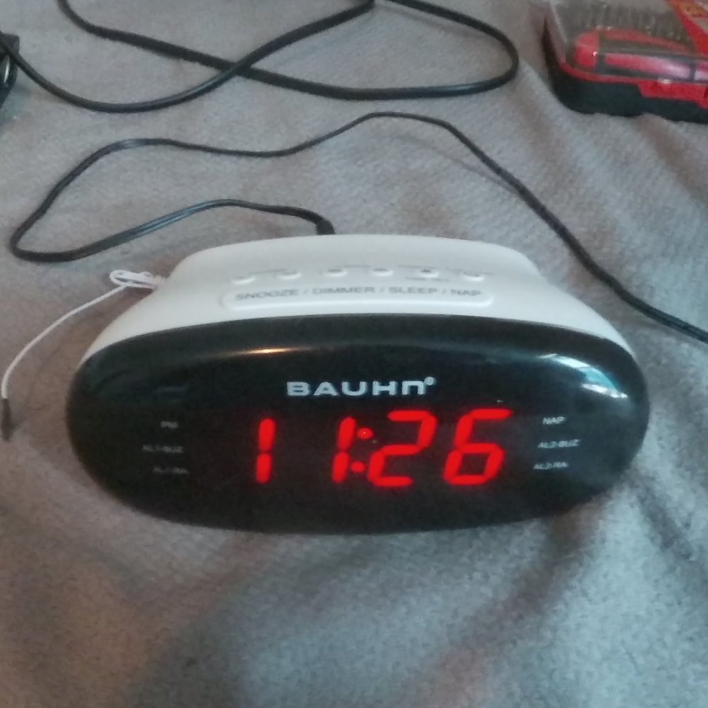 Bauhn AM/FM Radio Alarm Clock with USB charging / AUX in 11614 White.